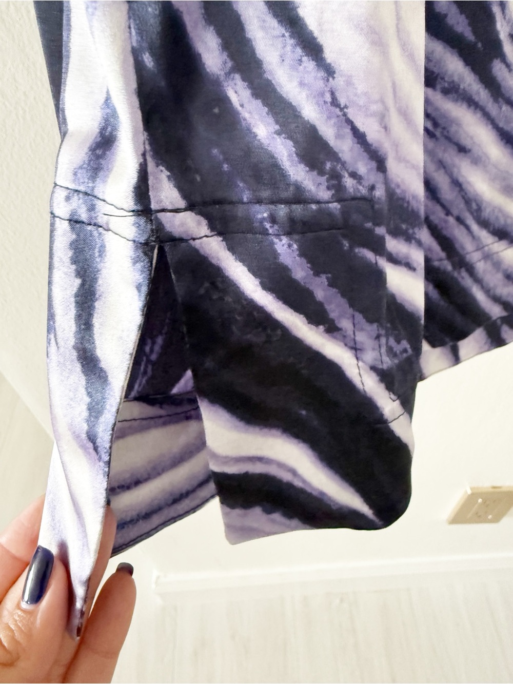 St. John Satin Silk Abstract Marble Print Long Sleeve Blouse Size Medium (M) - Picture 9 of 10